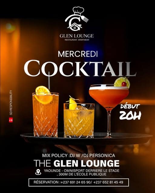 Affiche du Mercredi Cocktail — trois cocktails garnis d’agrumes sur un plateau noir dans un bar sombre