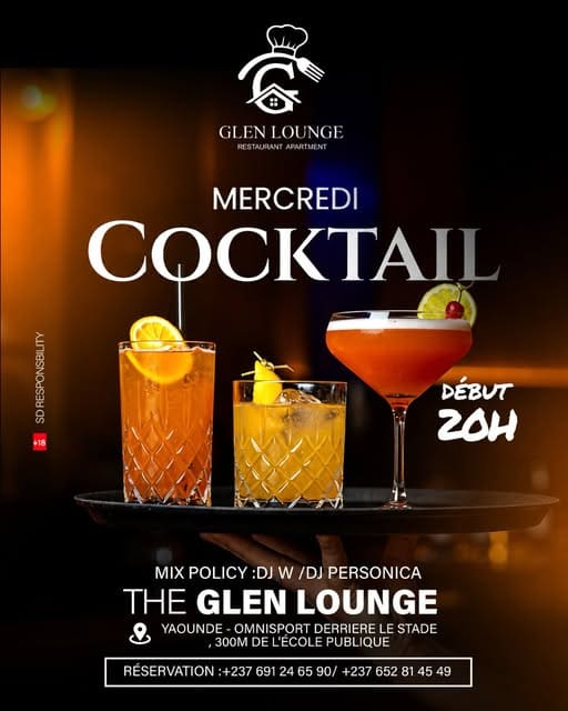 Affiche du Mercredi Cocktail — trois cocktails garnis d’agrumes sur un plateau noir dans un bar sombre